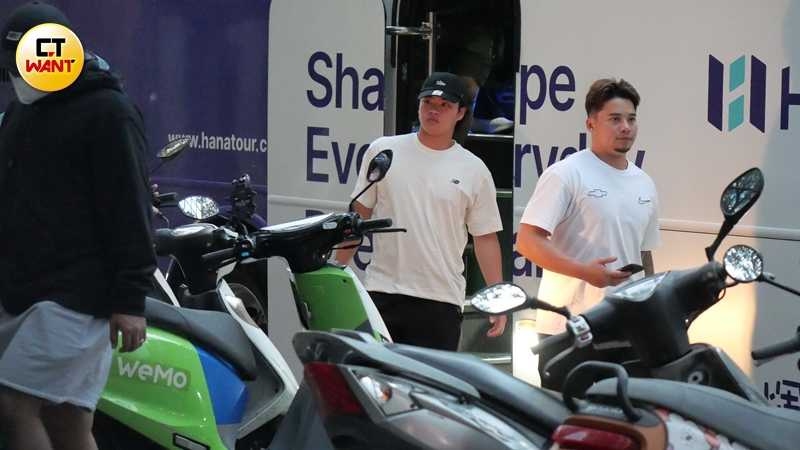 投手組孫易磊、林凱威一同行動。(圖/本刊攝影組)