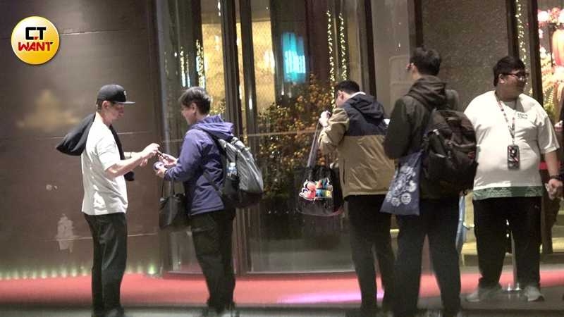 回到下榻飯店後,有球迷排隊跟高志綱要簽名。(圖/本刊攝影組)