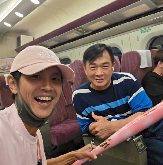 阿祥巧遇彭政閔,立刻掏出球棒請對方簽名。(圖/翻攝自阿翔IG)