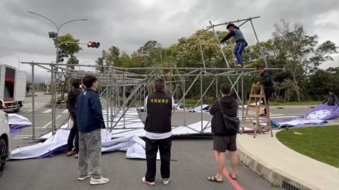 旋風太強？「姐姐」謝金燕明晚台東開唱　活動看板今遭吹倒