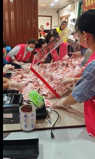 志工「數錢數到手軟」　　彰化南瑤宮香油錢衝破300萬