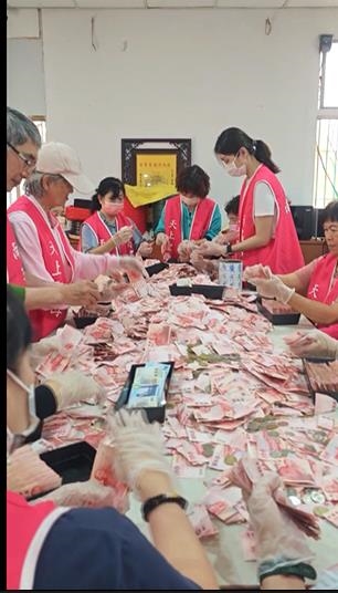 志工「數錢數到手軟」　　彰化南瑤宮香油錢衝破300萬