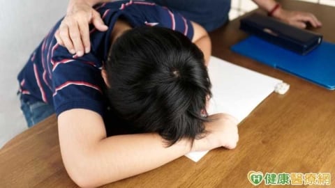 開會狂打瞌睡？睡眠專家教7招「快速清醒」　白天常嗜睡恐與1病有關