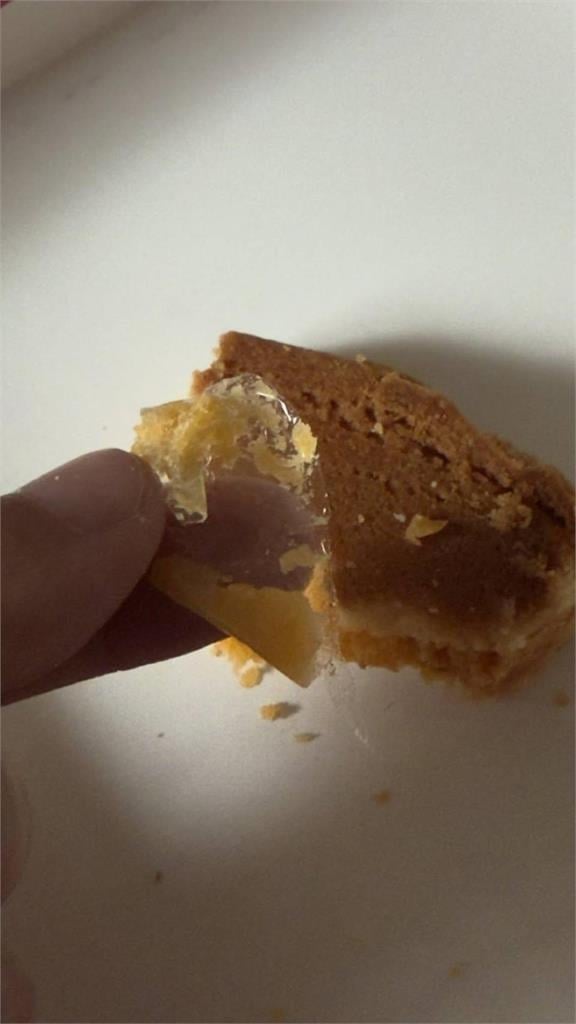 快新聞／你買了嗎？宜蘭「奕順軒」糕餅驚傳夾藏塑膠　衛生局出手稽查