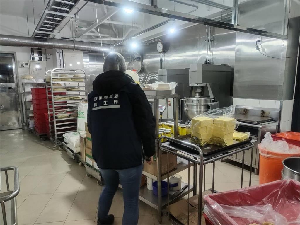 快新聞／你買了嗎？宜蘭「奕順軒」糕餅驚傳夾藏塑膠　衛生局出手稽查