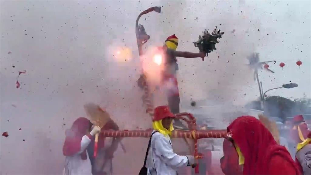 台東遶境驚見「超狂財神爺」掏錢開撒！路人「頭頂突遭鈔票開砸」嗨爛現場曝光