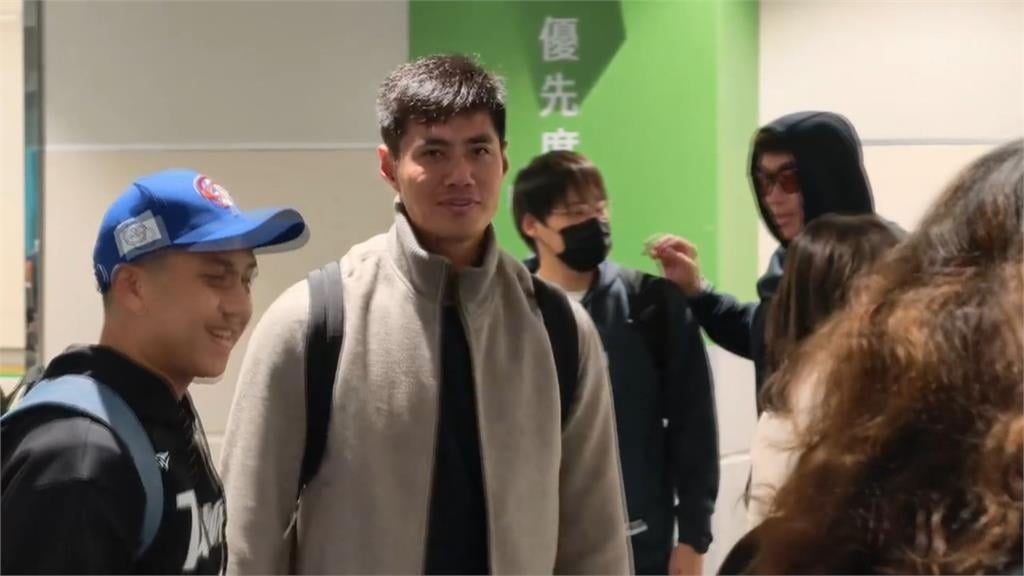 綠委+後勤團隊前往東京　候機室擠滿球迷挺台做後盾