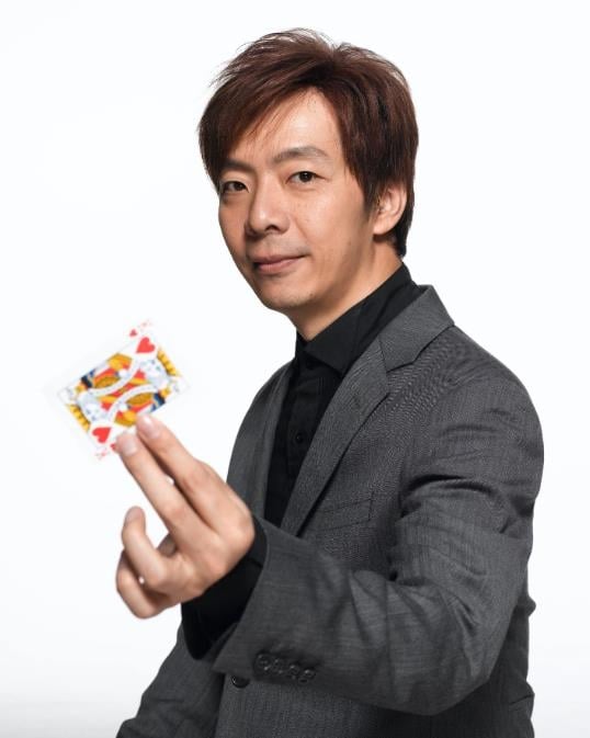 女孩「揭穿神秘手法」惹怒魔術師!他自爆「曾拖走客人修理」道歉了