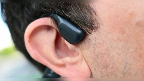 耳朵癢別亂挖！醫夾出「天婦羅級耳屎」　竟塞滿整個耳道