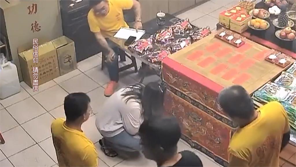 元宵節擲筊乞龜驚人奇景! 筊杯掛桌裙如「龍爪抓筊」