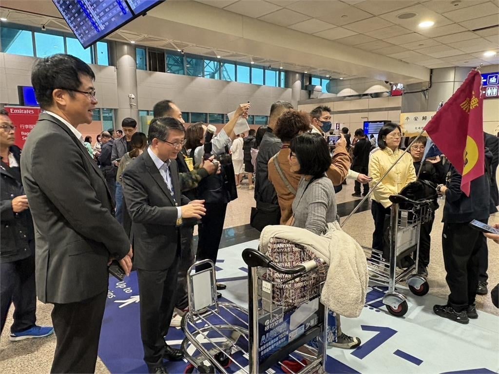 快新聞／中東情勢緊張！杜拜首班返台班機載275人平安歸國　外交部到場慰問