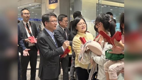 中東情勢緊張！杜拜首班返台班機載275人平安歸國　外交部到場慰問