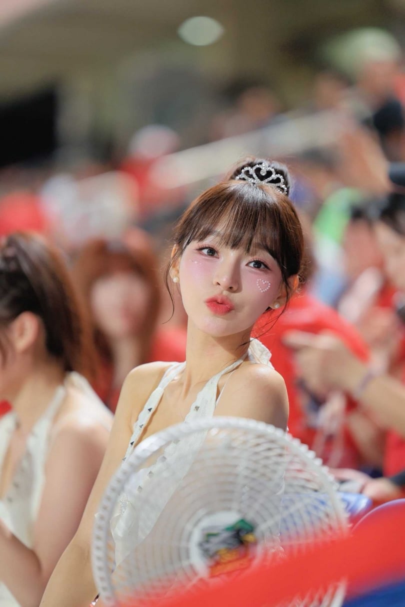 林襄曾在2022年被拍到抽菸畫面,甜美形象大打折扣。(圖/翻攝自林襄臉書)