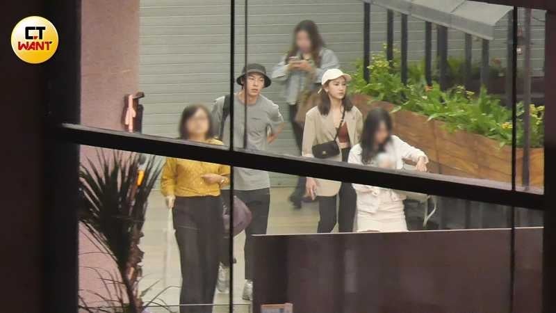 許光漢在2019年曾被本刊捕捉到與模特兒屏屏約會，那時的他出門還不用刻意遮掩。（圖／本刊攝影組）