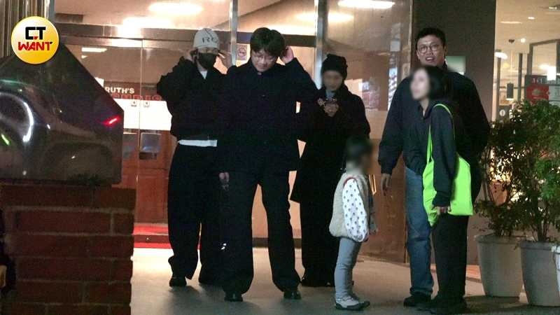 一行人共3男2女加1童，明顯其他人是攜伴，唯獨許光漢一人參加聚會。（圖／本刊攝影組）