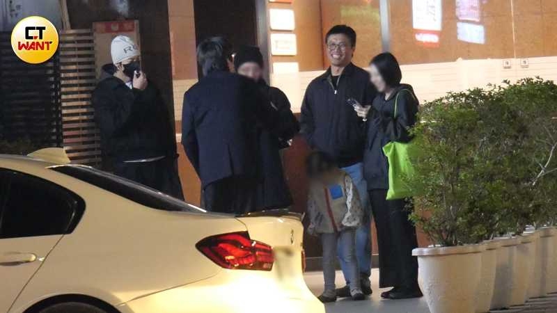 為了不被認出，許光漢在聊天過程中一度拉起口罩遮掩，並觀察著四周。（圖／本刊攝影組）