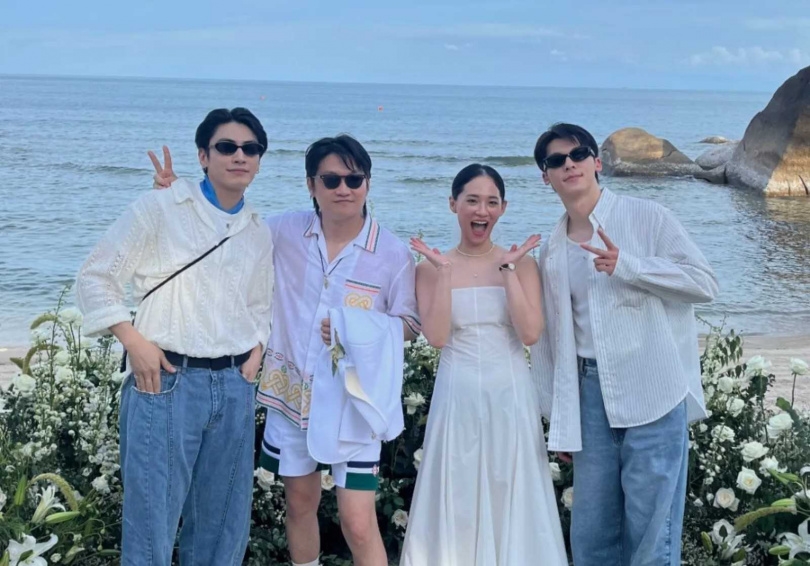 許光漢（右一）在2024年曾赴泰國蘇美島參加曾國宏（左二）補辦的婚禮。（圖／翻攝自宋柏緯IG）