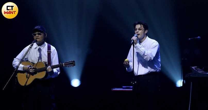 許光漢（右）去年在「JAM JAM ASIA亞洲音樂節」上與落日飛車合作。（圖／侯世駿攝）