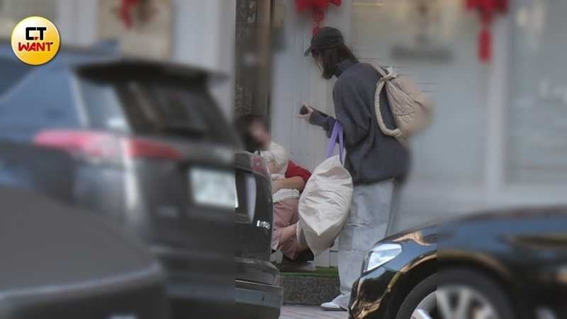 粿醬與老師在門口擁抱道別。(圖/本刊攝影組)