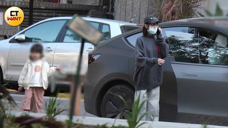 放好物品後,粿粿又接起電話,粿醬安靜地在身旁等候。(圖/本刊攝影組)