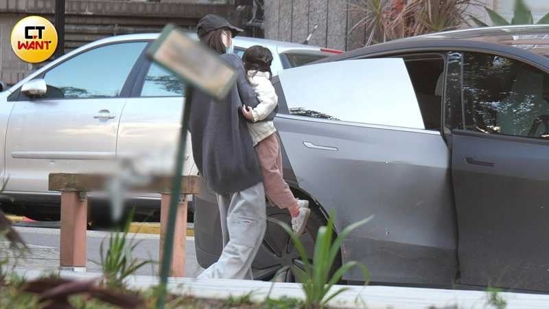 身材纖細的粿粿抱起日漸長大的粿醬顯得有一些些吃力。(圖/本刊攝影組)