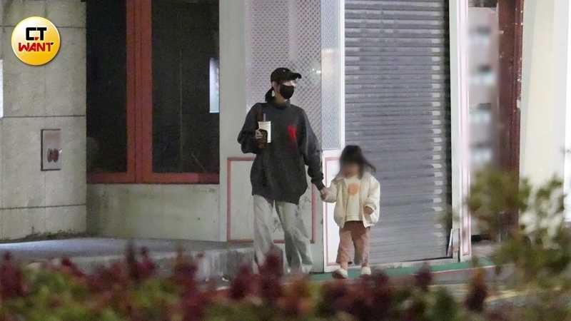 粿粿帶女兒去打理頭髮,長達近4小時後才離開,粿粿驅車載著粿醬上高速公路,推測是返鄉與家人團聚。(圖/本刊攝影組)