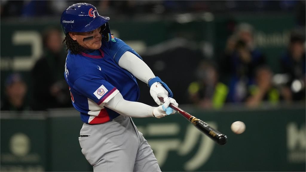 經典賽／台澳首戰張育成「轟第1安」！上壘「握手腕」陳傑憲親曝背後含意