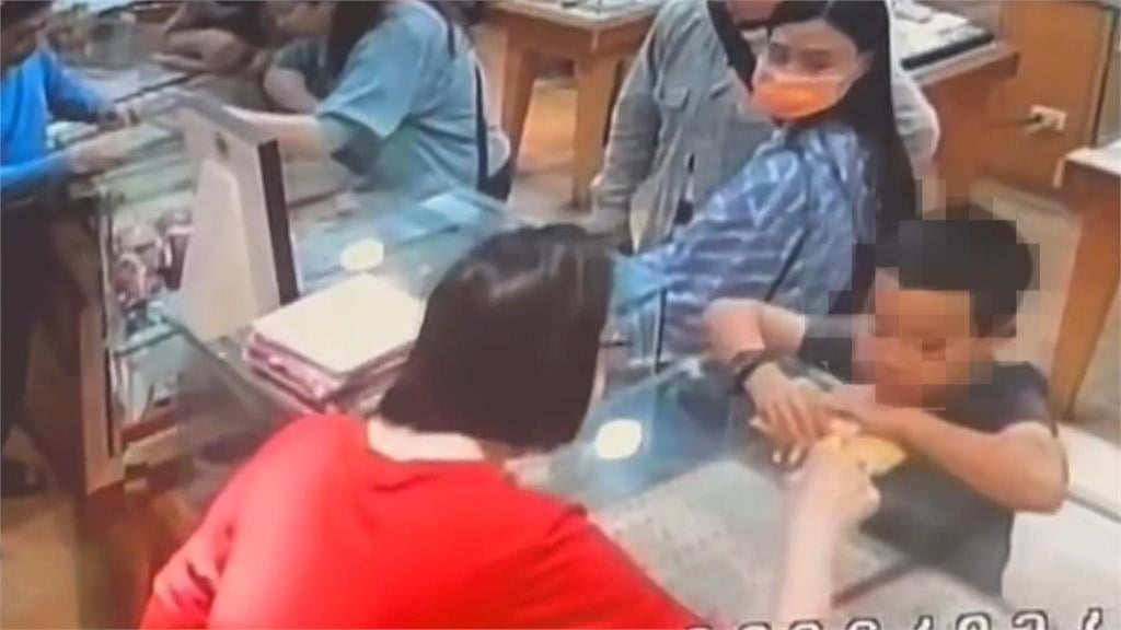 超級小暖男！　9歲男童至銀樓買小金豆送媽媽