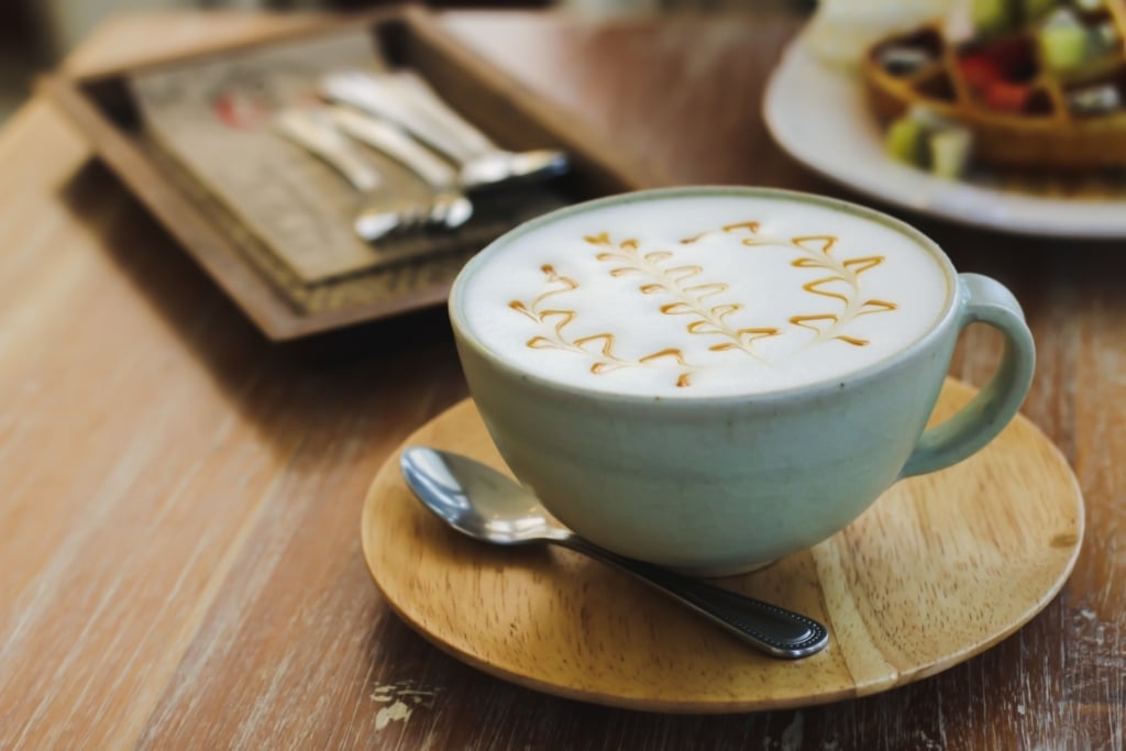 嘗試拍攝一杯拿鐵咖啡當作練習，留白空間擺上其他物品，時尚感往往來自於那種「不經意」的空間感，而不是塞滿畫面的壓迫感。圖/123RF圖庫