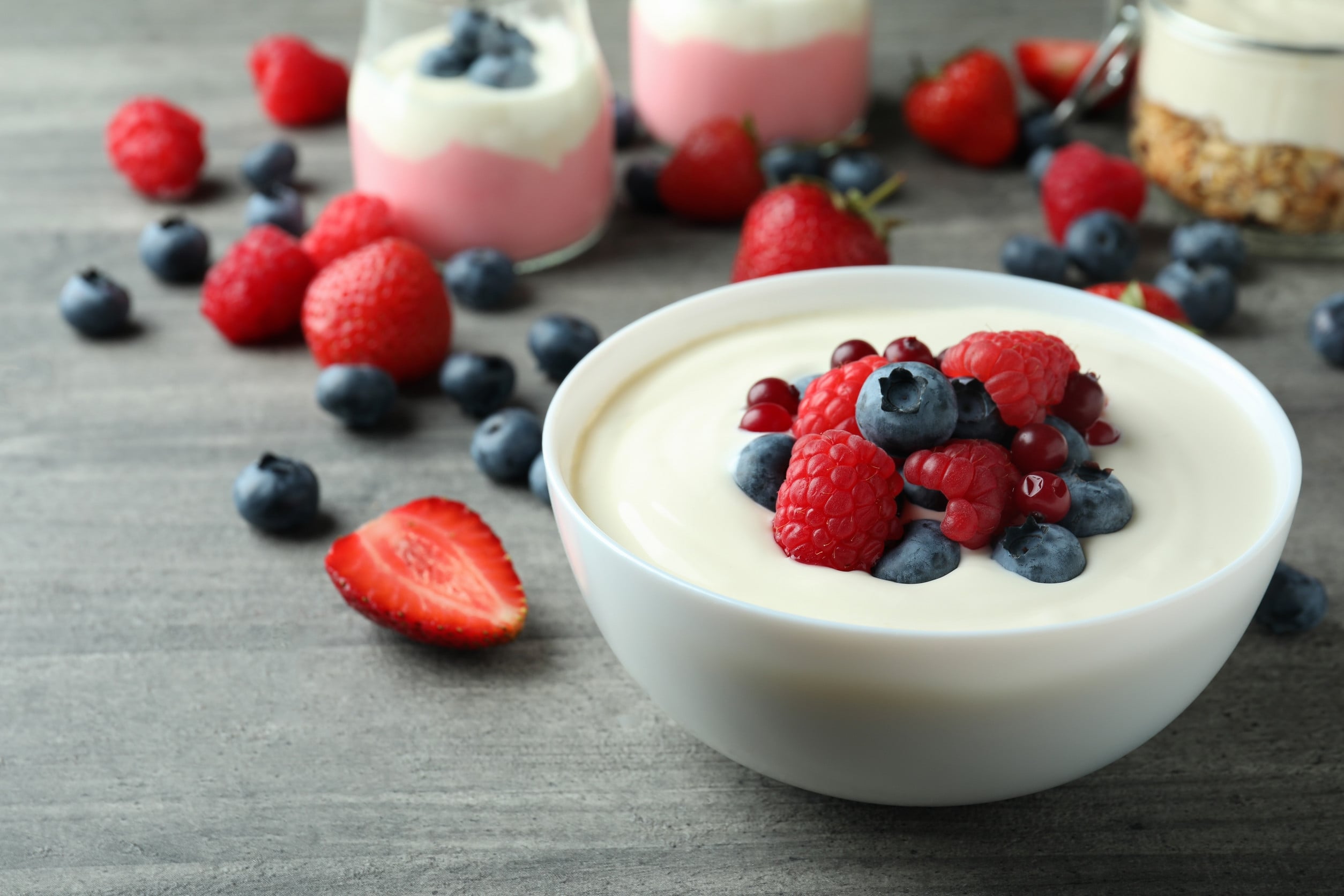 一張平淡的照片通常是因為所有東西都處於同一個平面。妳需要創造「高低差」：在一碗無糖優格上頭撒上少許莓果，桌面再放置零散水果。圖/123RF圖庫