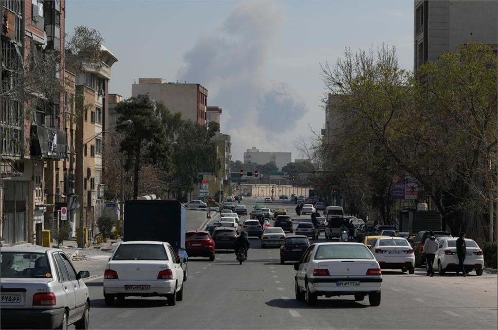 中東戰火情勢危急⋯她讚「台灣居民居住證」好用！釣出中國人「逆風回覆」網笑翻
