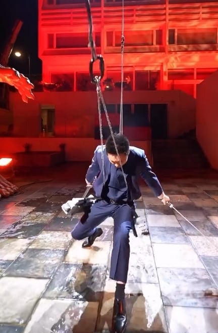  鍾培生手持雙刀「從天而降」求婚成功！大型尷尬場面網看驚：toyz快出獄