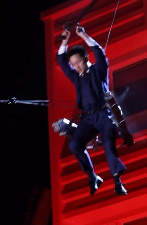  鍾培生手持雙刀「從天而降」求婚成功！大型尷尬場面網看驚：toyz快出獄