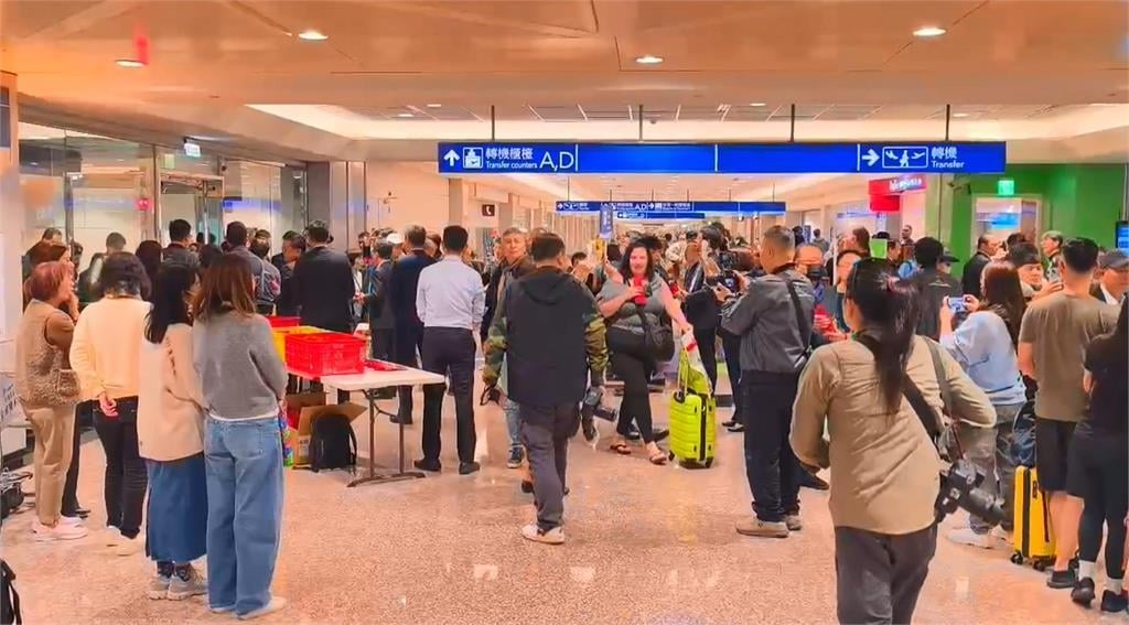 回家！　杜拜泳池直擊砲火導彈　首班阿聯酋返台航班落地爆掌聲