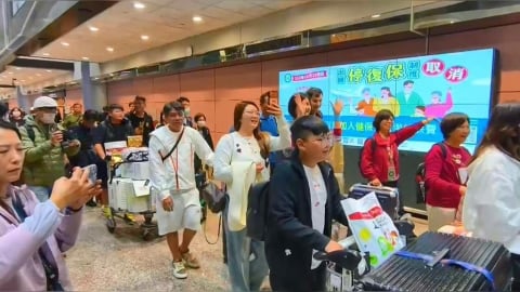 回家！　杜拜泳池直擊砲火導彈　首班阿聯酋返台航班落地爆掌聲