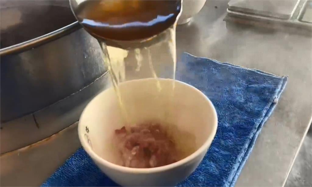 中國人旅遊首嘗試「台南牛肉湯」　1鬼神吃法「在地人崩潰」：要報警了