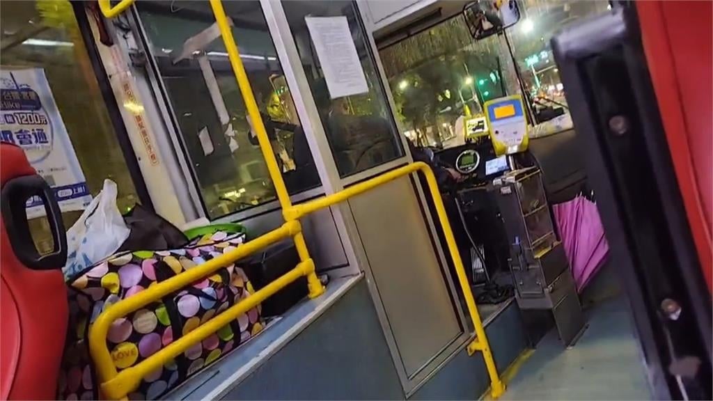 公車司機開車講電話「大談借錢利息」　乘客憂出意外！業者：給予行政懲處