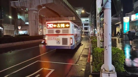 公車司機開車講電話「大談借錢利息」　乘客憂出意外！業者：給予行政懲處