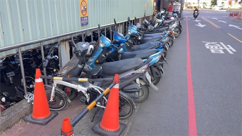 網吐槽「機車太重」不會立中柱引熱議！「2情況」恐遭罰1200元