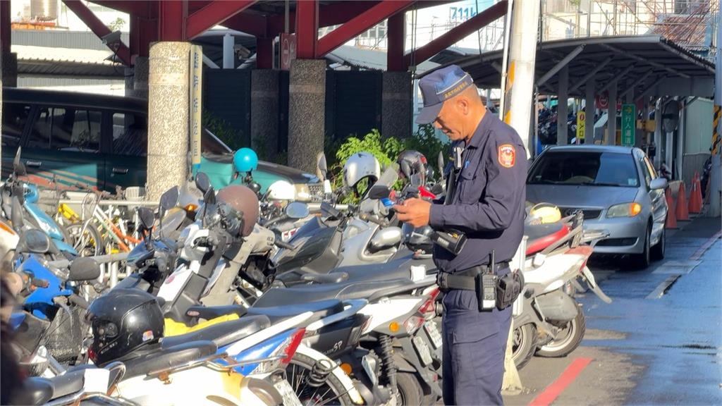 網吐槽「機車太重」不會立中柱引熱議！「2情況」恐遭罰1200元