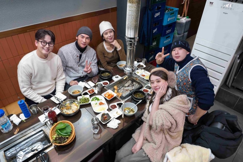 韓國藝人李廷鎮（左）排開行程來與團員共進晚餐。（圖／東森提供）