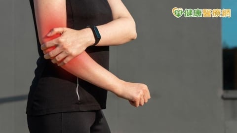 沒打球也得高爾夫球肘？醫揭「手部姿勢」惹禍　與網球肘差在疼痛位置
