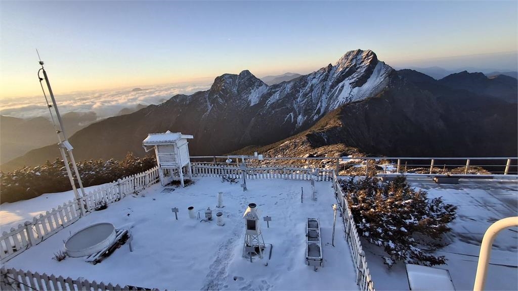 快新聞／玉山積雪5公分！金黃晨曦照亮銀白山頭　景色動人