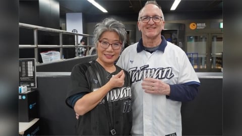 【WBC】費仔爸媽從西雅圖飛來東京幫兒子加油　聽說他在台很紅「完全不懂為什麼」