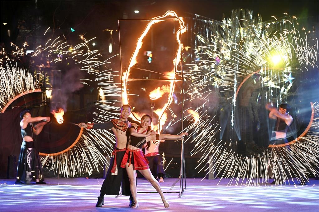 中港大排光雕展規劃4大燈區　7公尺高發光「星耀之樹」吸民眾打卡