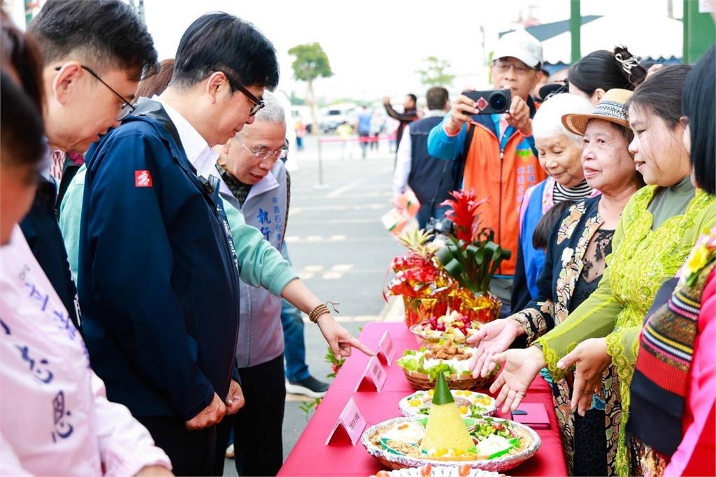 快新聞／林園洋蔥節熱鬧登場　陳其邁下田「ㄎㄠ蔥頭」邀民眾挺農民