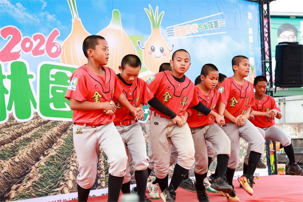 快新聞／林園洋蔥節熱鬧登場　陳其邁下田「ㄎㄠ蔥頭」邀民眾挺農民