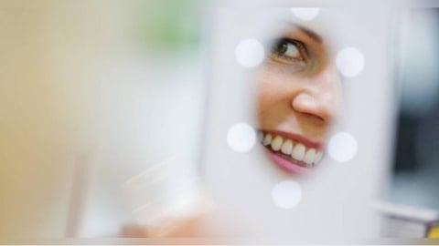 為何照鏡子還好照片卻老10歲？　專家揭40歲後臉部變化