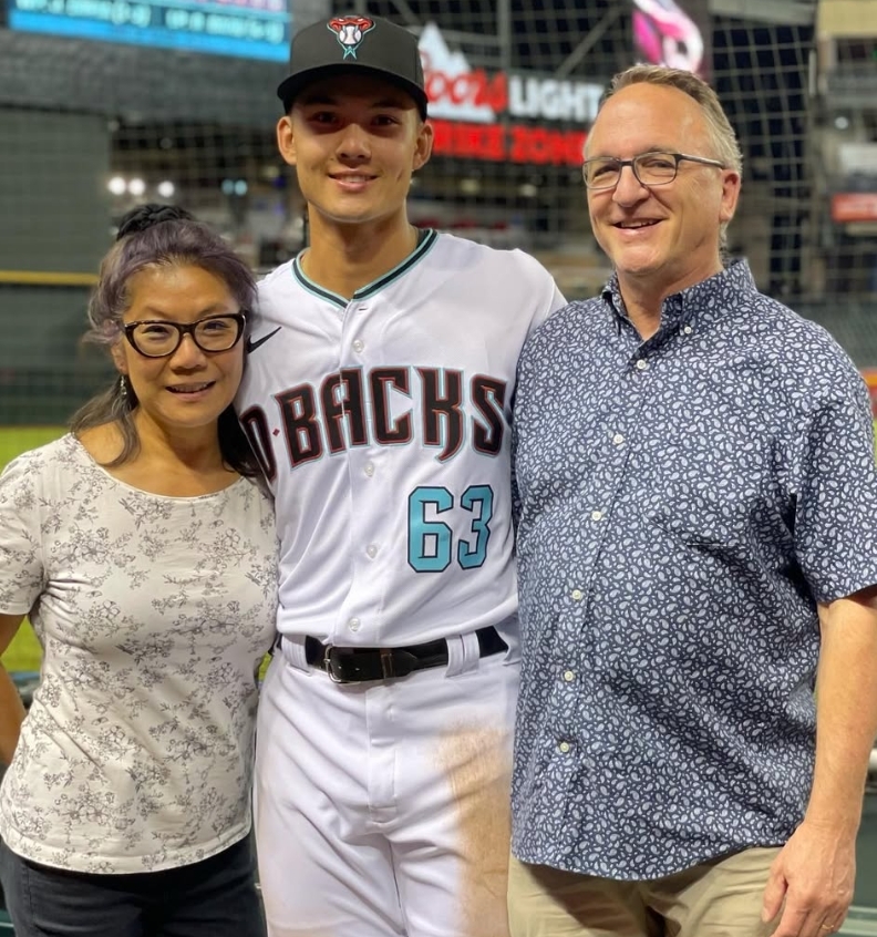 經典賽／費仔爸媽「穿台灣戰袍、持國旗」現身場邊！驚「不懂兒子在台火紅」笑虧1句