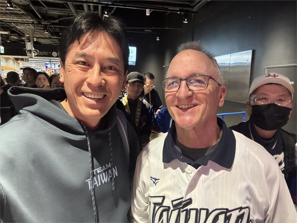 經典賽／黃暐瀚持國旗現身東蛋！竟巧遇費爸「穿台灣戰袍」秒鞠躬致謝抱出場外